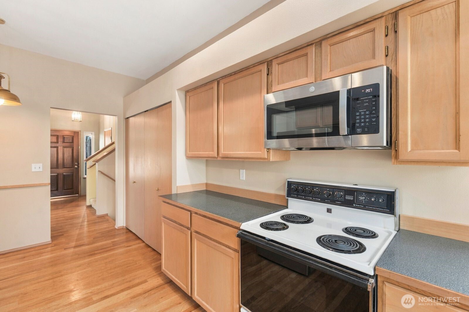15928 Larch Way Property Photo 8