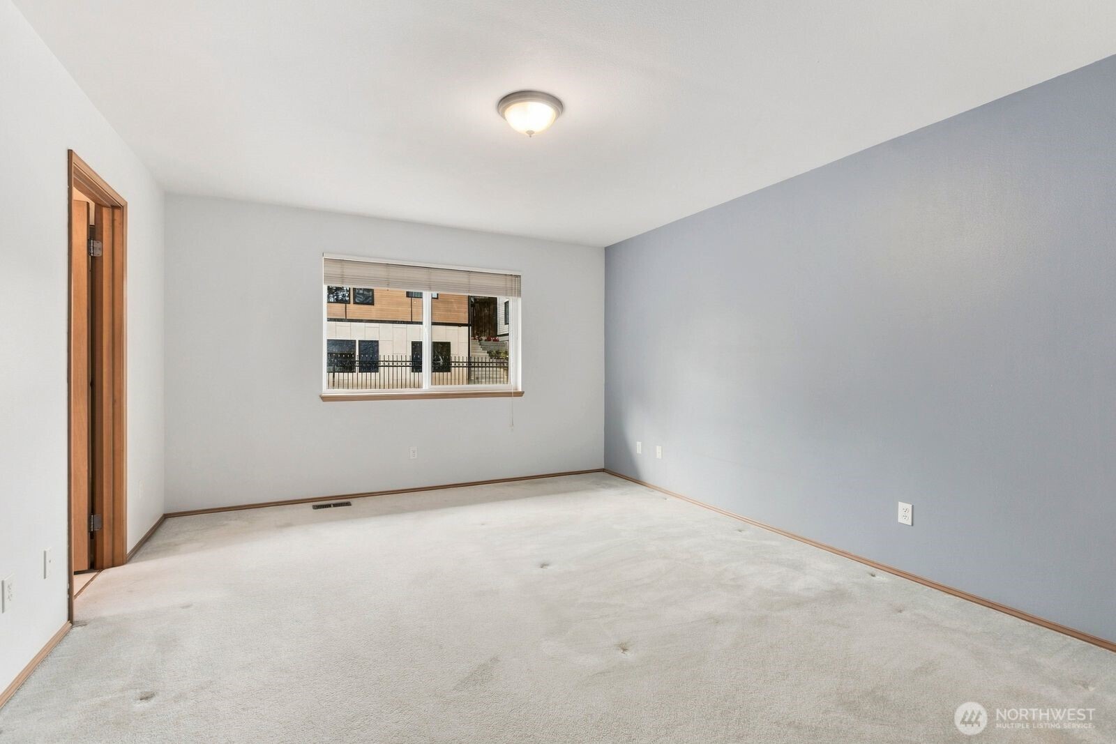 15928 Larch Way Property Photo 13