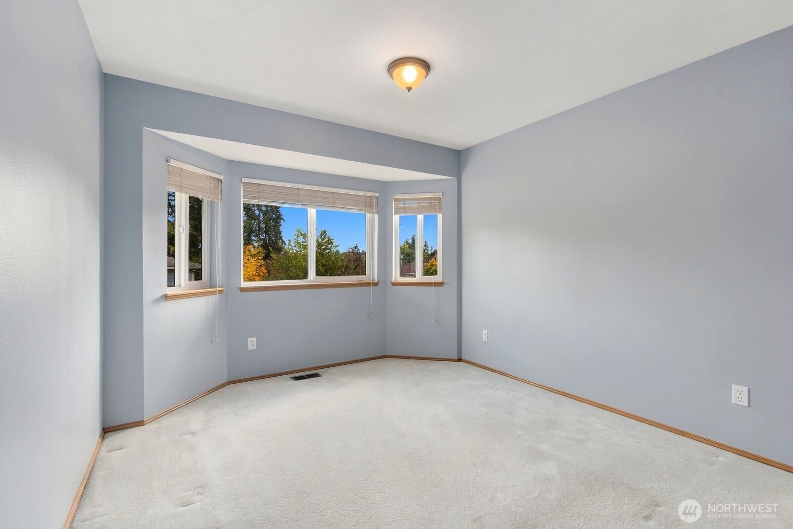 15928 Larch Way Property Photo 17
