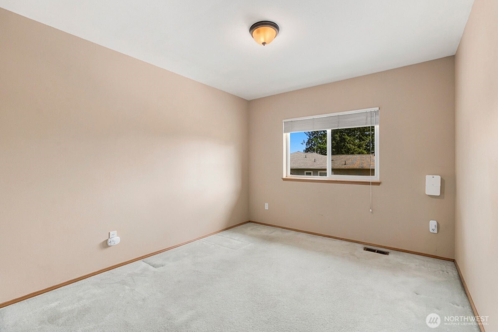 15928 Larch Way Property Photo 20