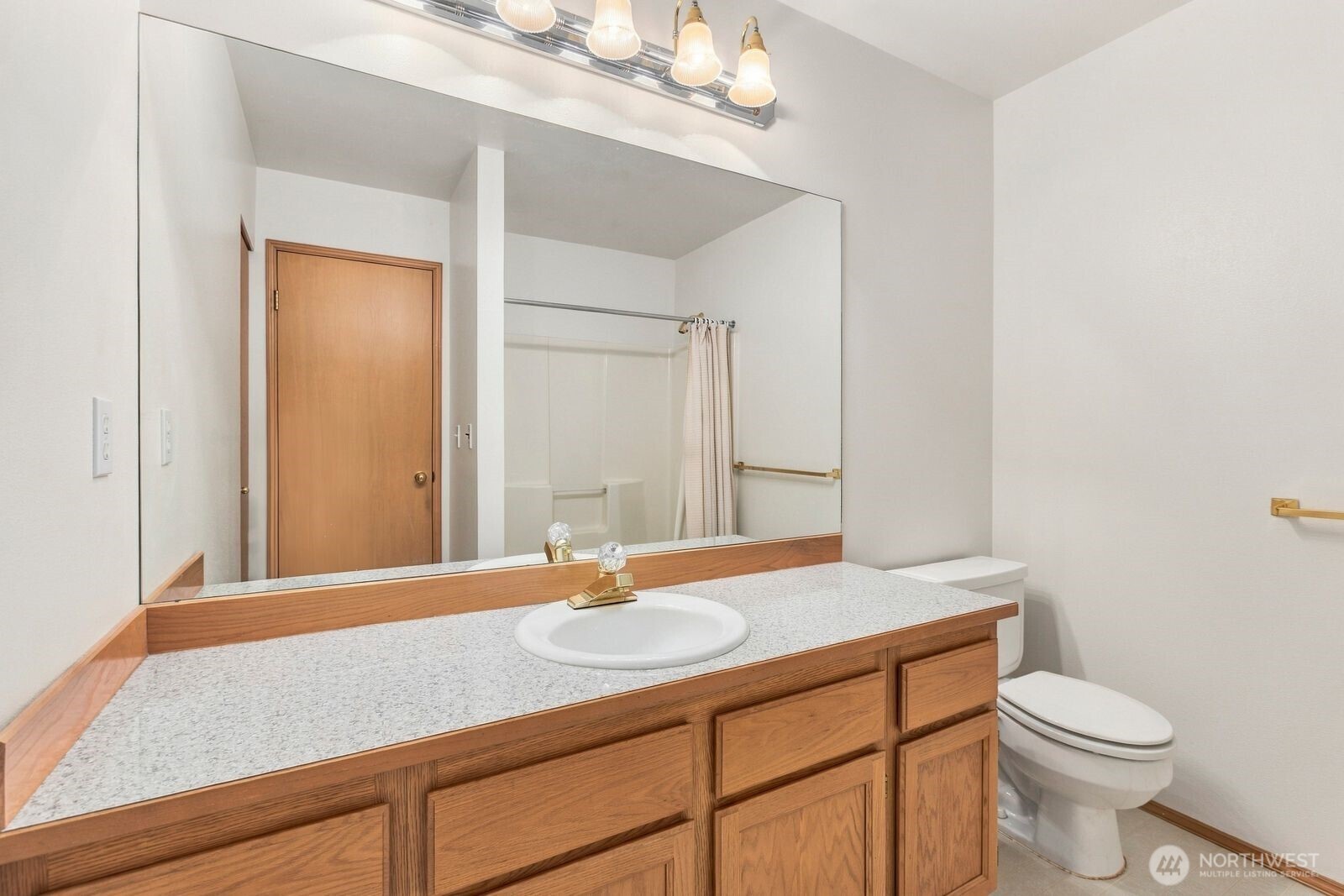 15928 Larch Way Property Photo 24