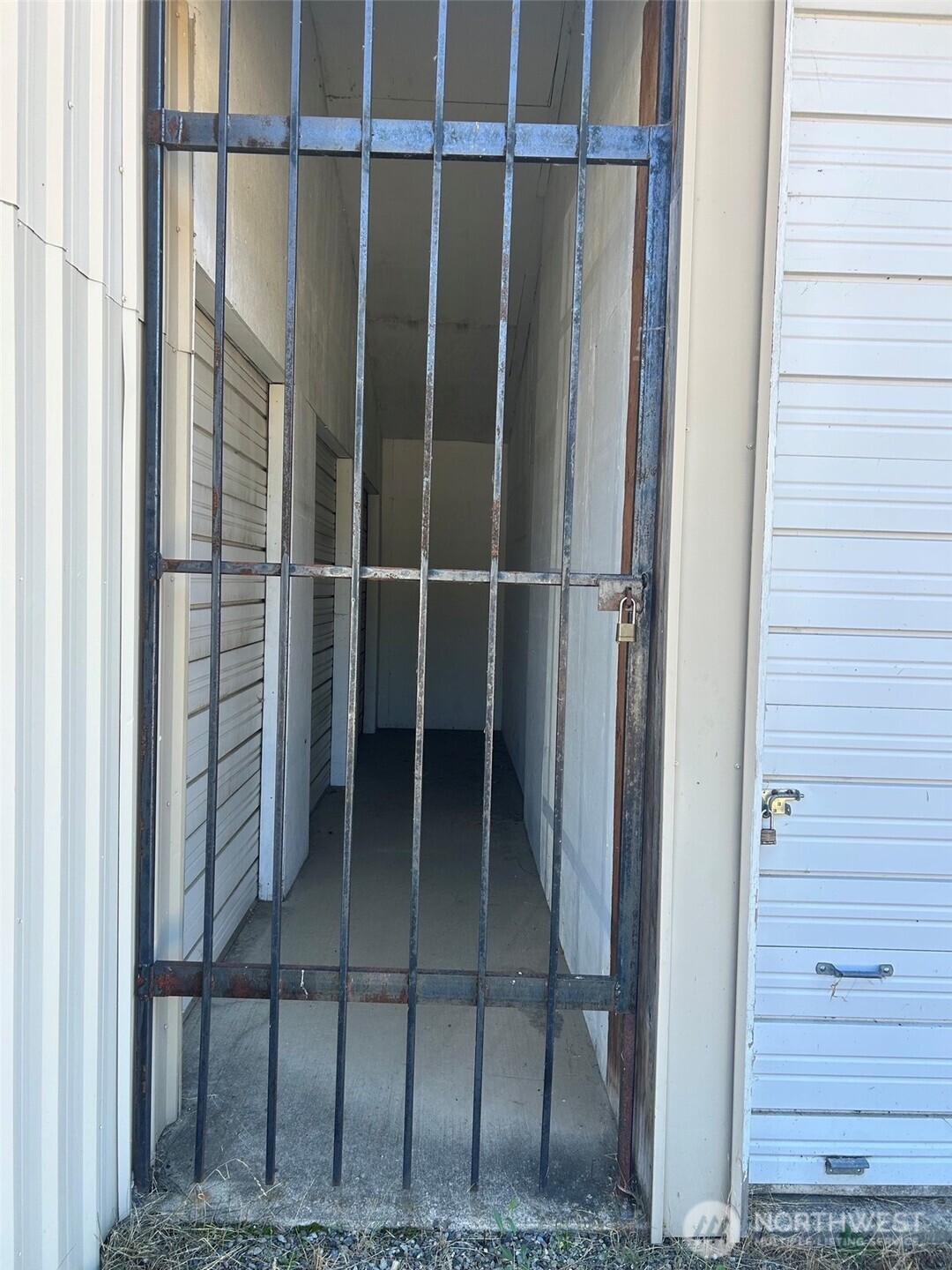 1730 Railroad Street Property Photo 3