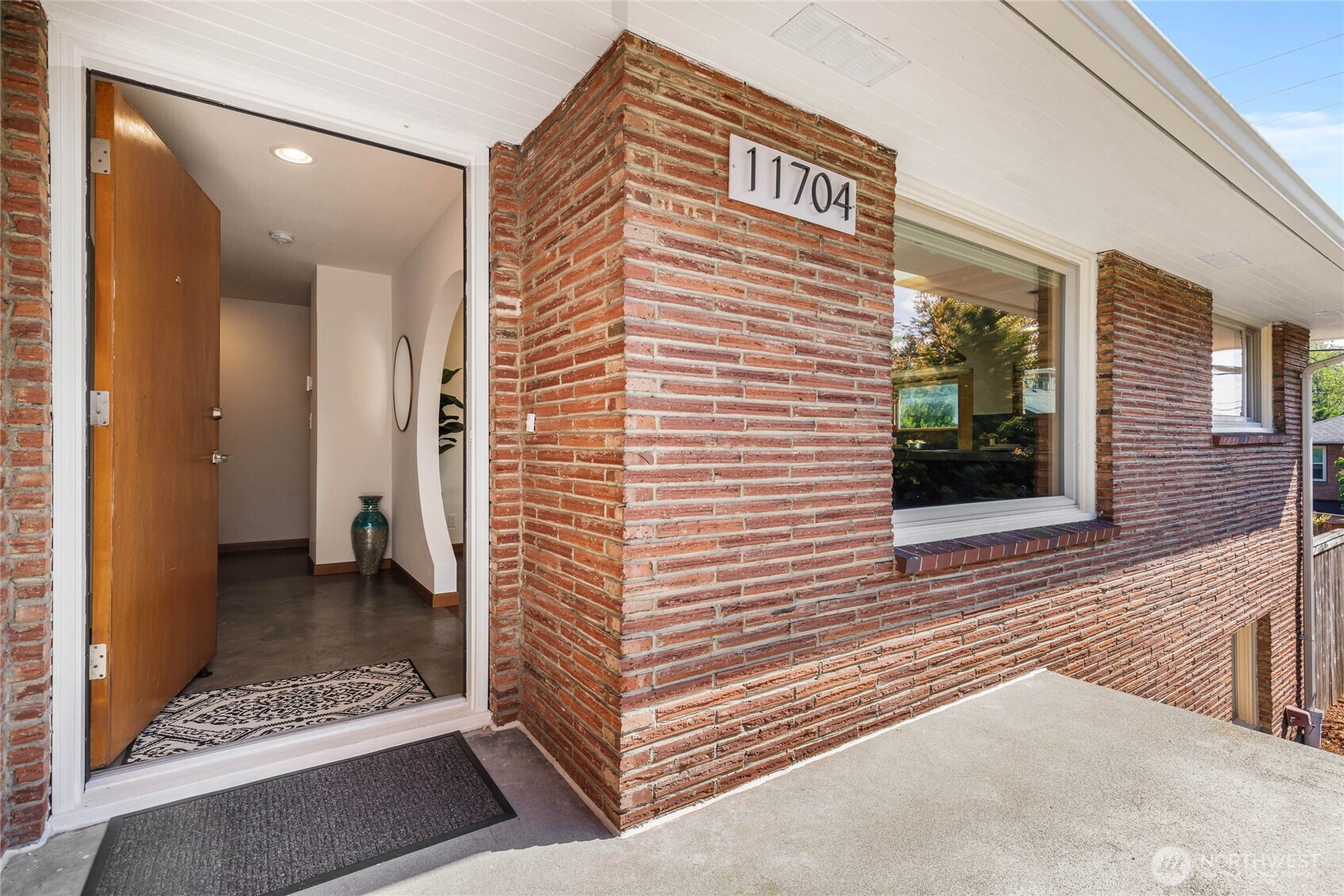 11704 Palatine Avenue Property Photo 3