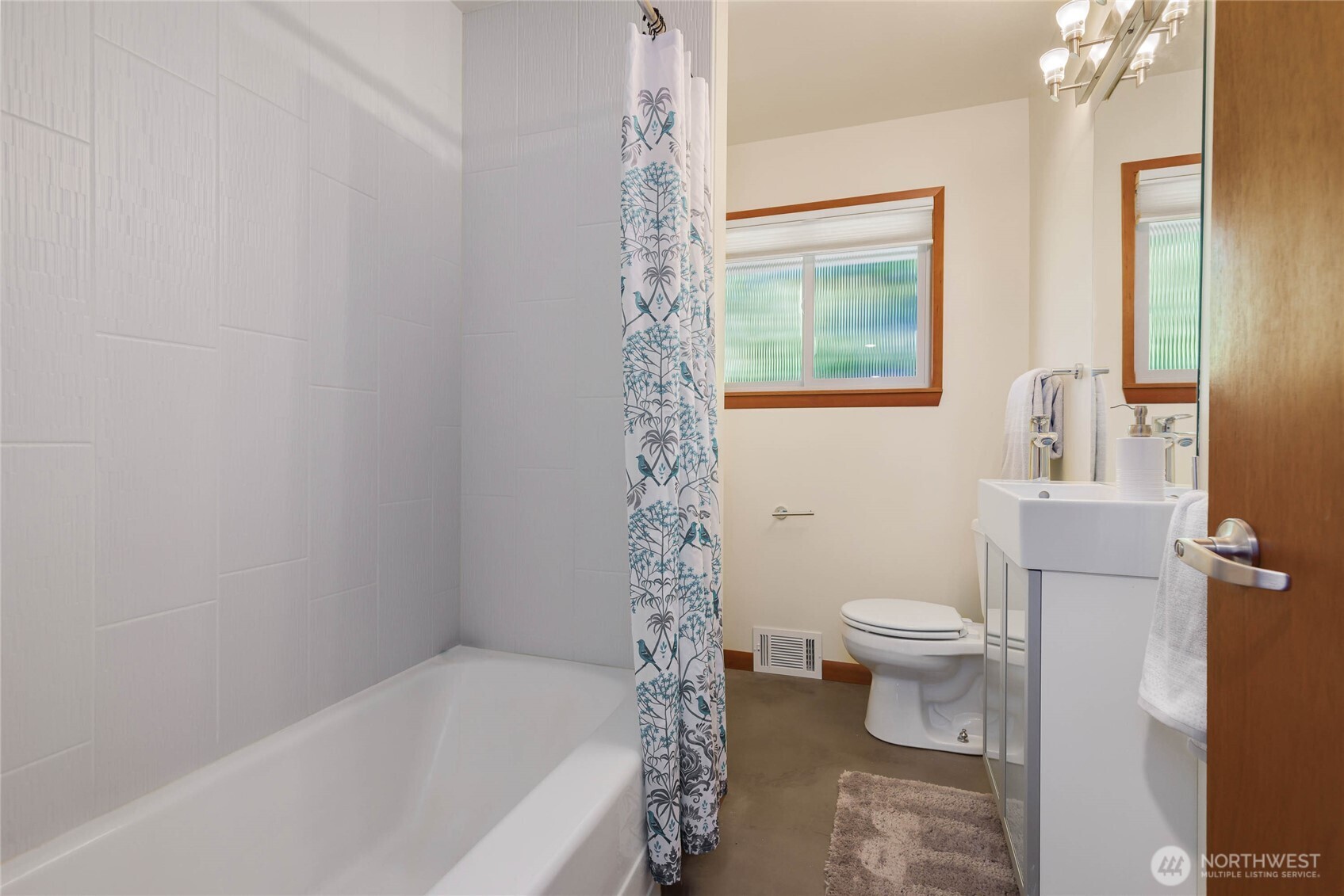 11704 Palatine Avenue Property Photo 23