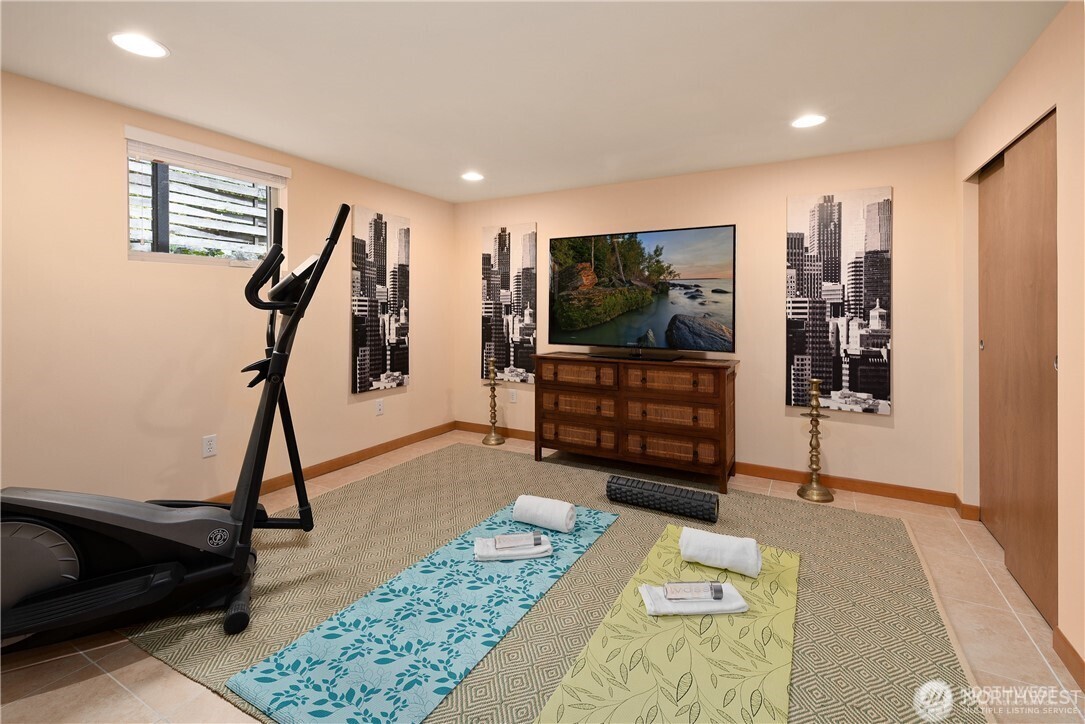 11704 Palatine Avenue Property Photo 32