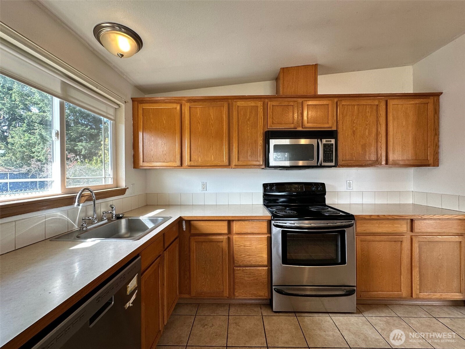 14208 Golden Given Rd E Property Photo 8