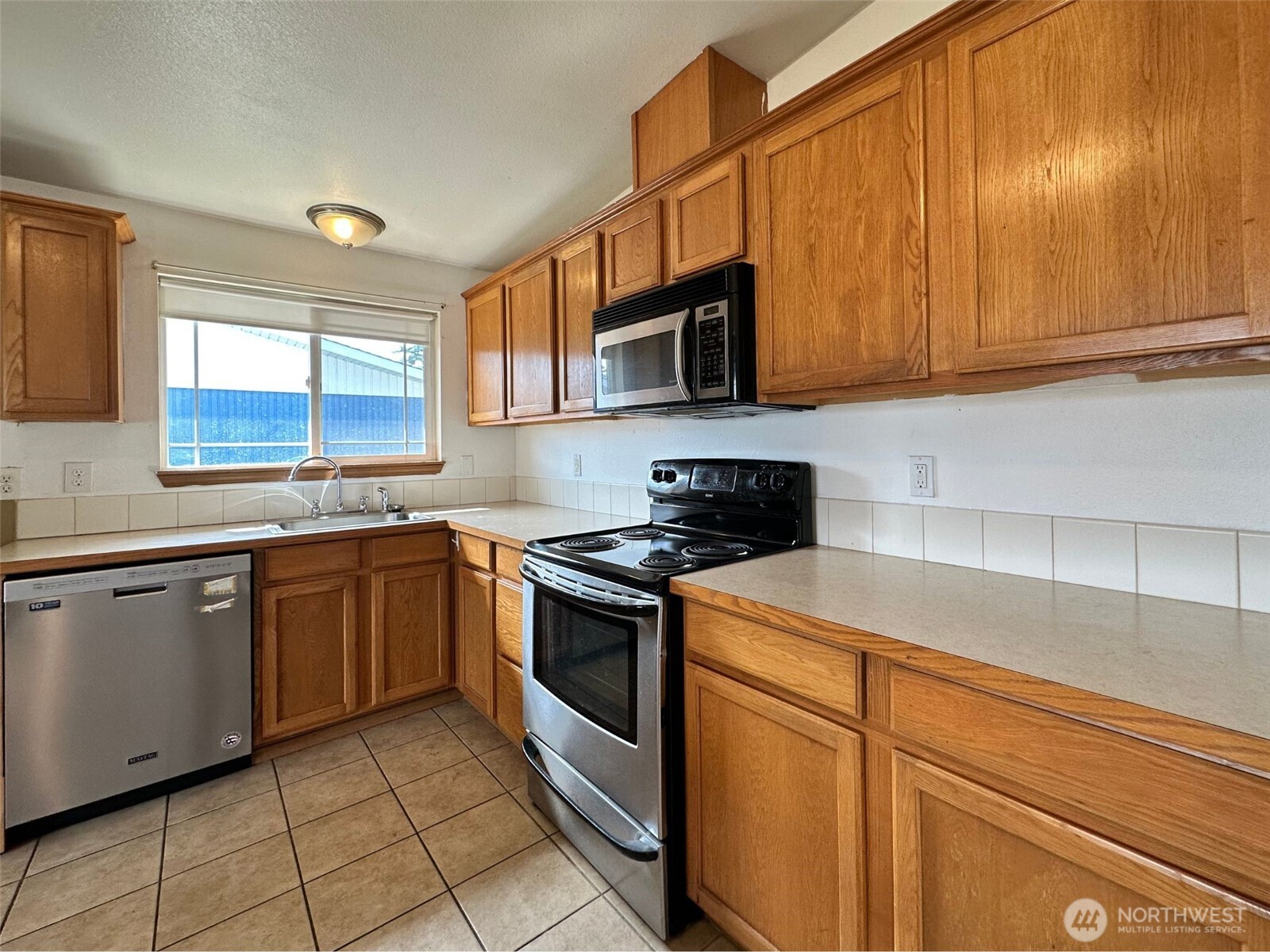14208 Golden Given Rd E Property Photo 9