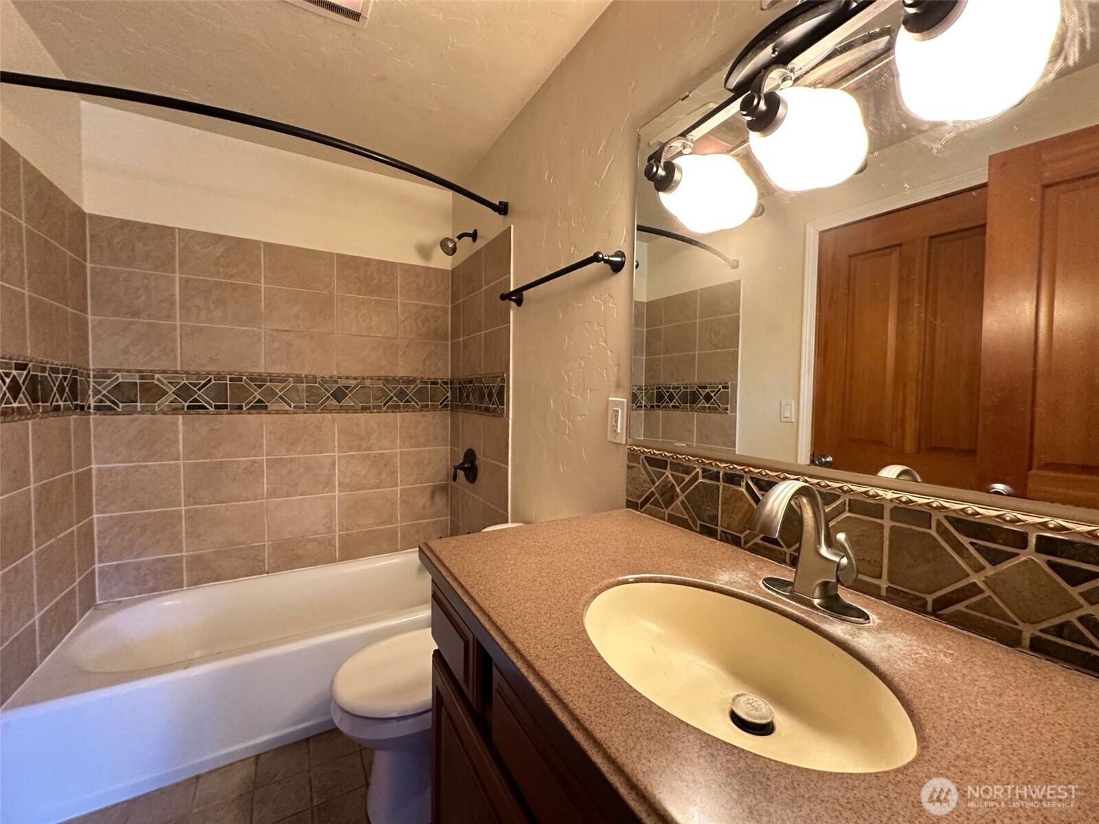 14208 Golden Given Rd E Property Photo 12