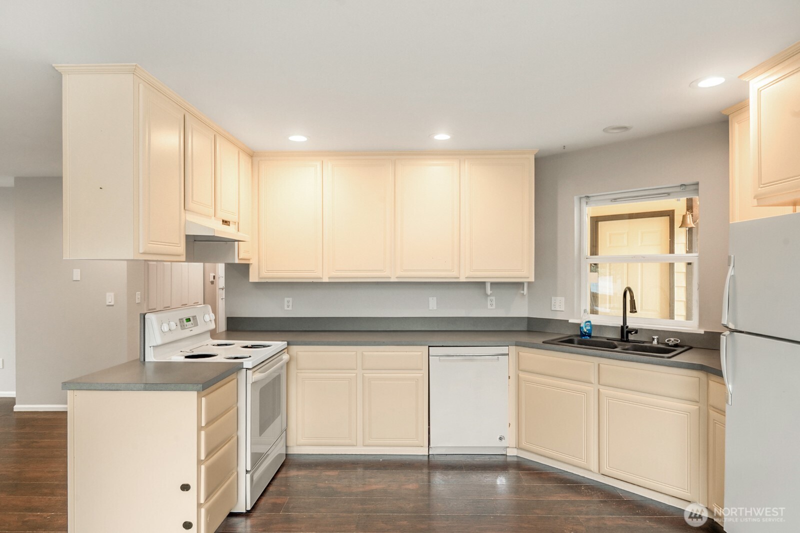 544 Pine Court Property Photo 4