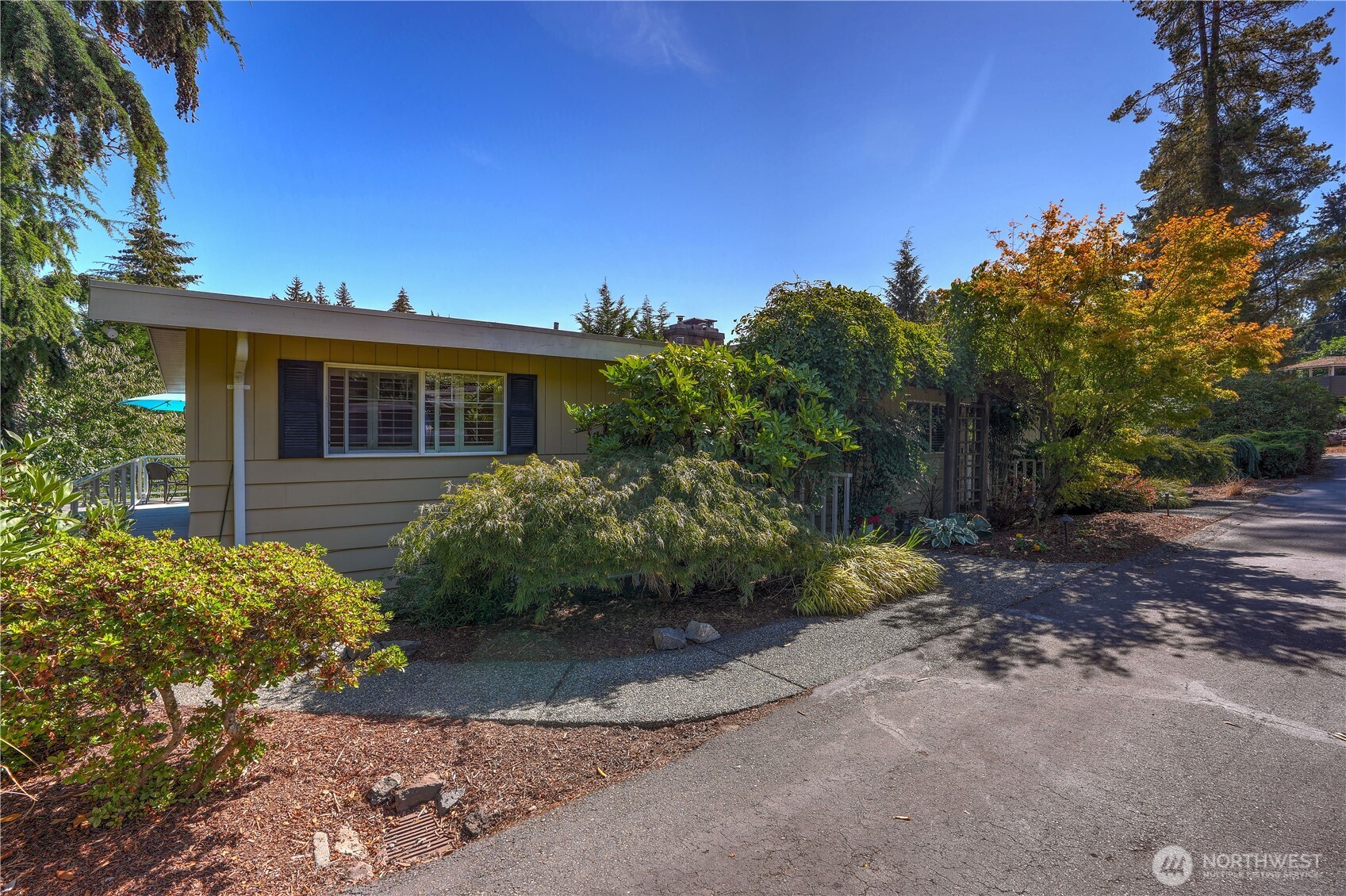 6205 Soundview Drive Property Photo 2