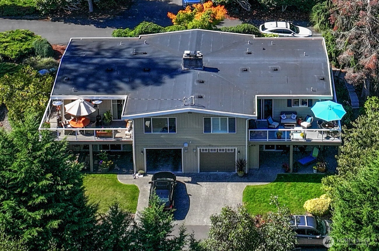 6205 Soundview Drive Property Photo 4
