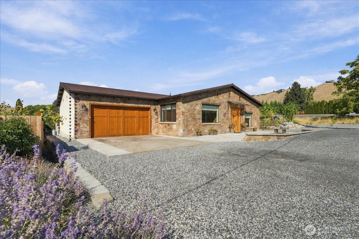 1396 S Tyee Avenue Property Photo 1