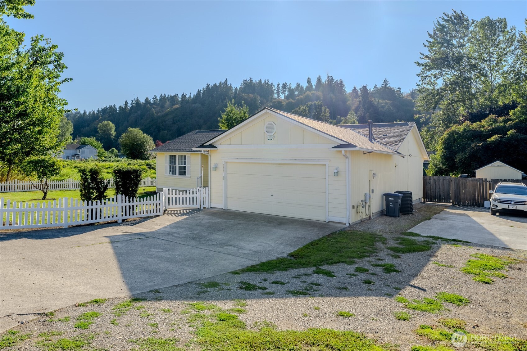 559 Algona Boulevard Property Photo 3