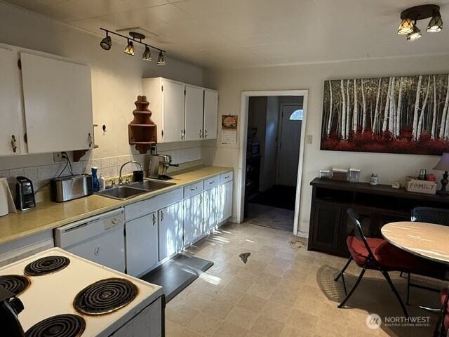 4802 S American Lake Boulevard Property Photo 3