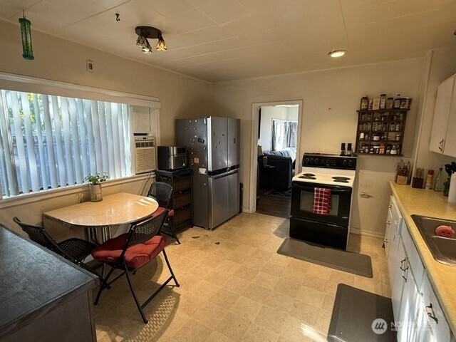 4802 S American Lake Boulevard Property Photo 5