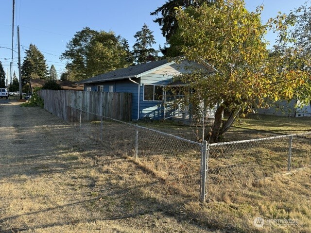4802 S American Lake Boulevard Property Photo 8