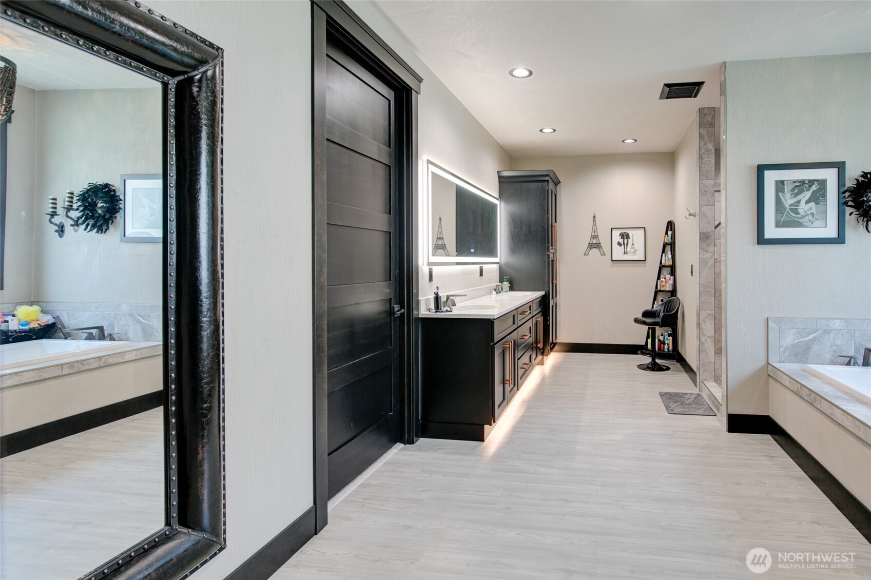 100 Kathiren Drive Property Photo 16