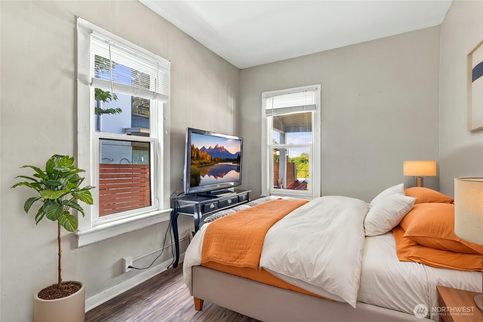 547 S Sullivan Street Property Photo 8