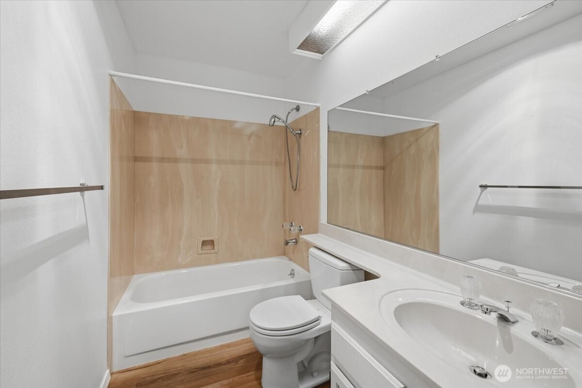 16006 Village Green Drive Property Photo 15