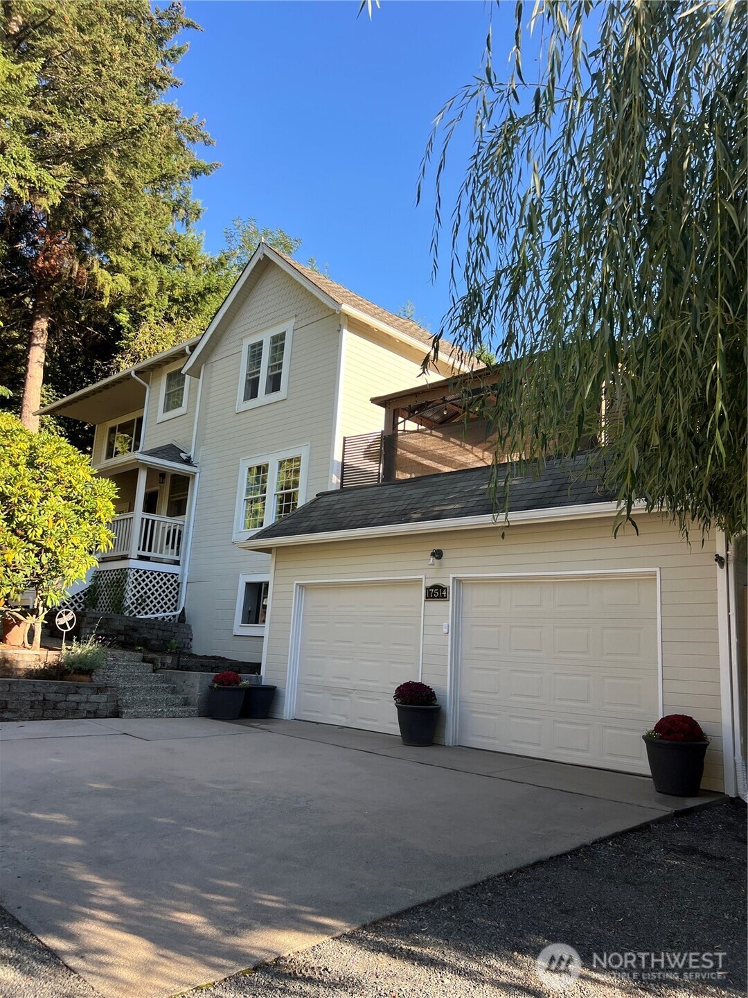 17514 W Riverside Drive Property Photo 1