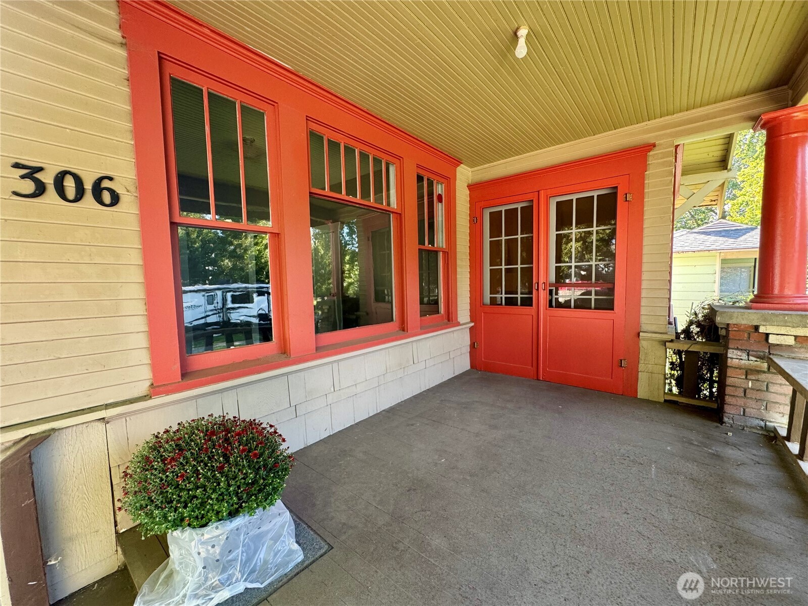 306 E Washington Avenue Property Photo 2