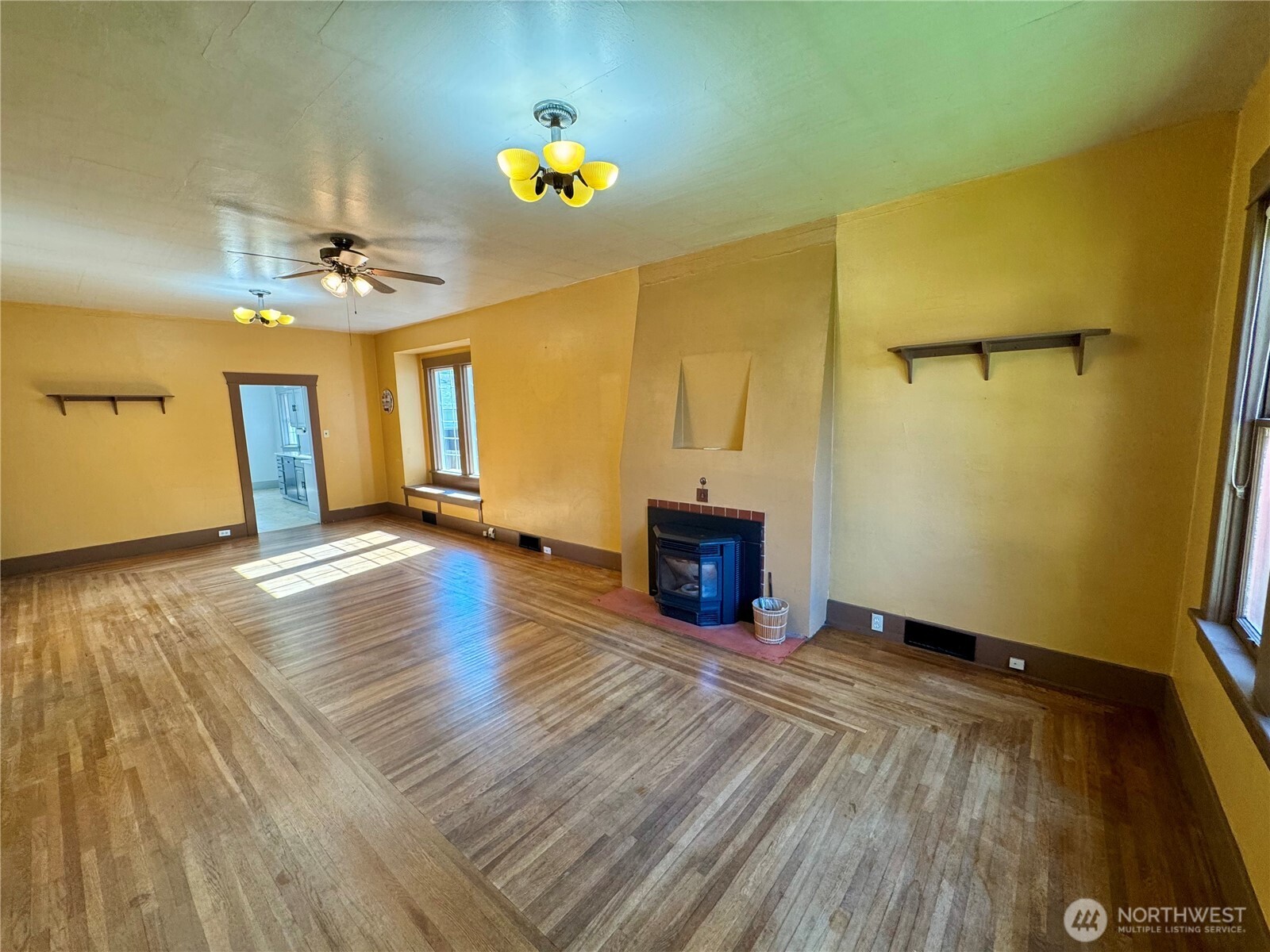 306 E Washington Avenue Property Photo 4