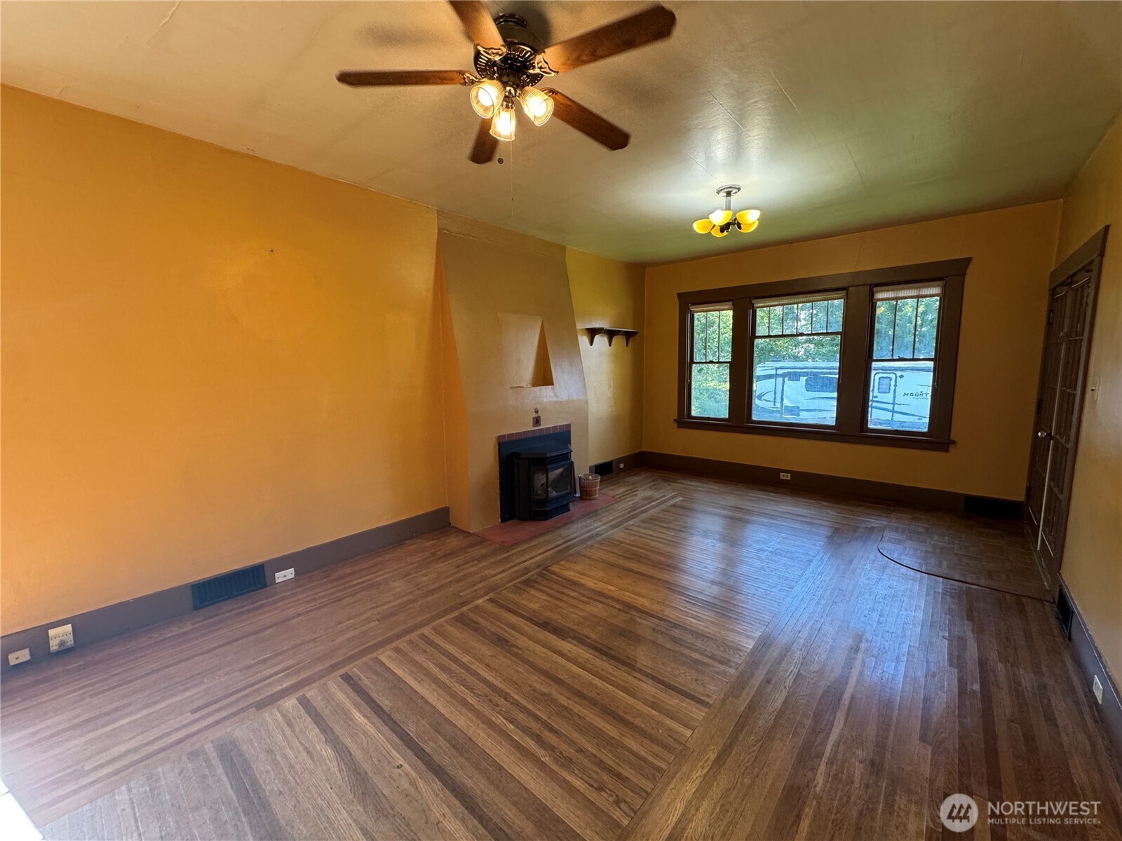 306 E Washington Avenue Property Photo 7
