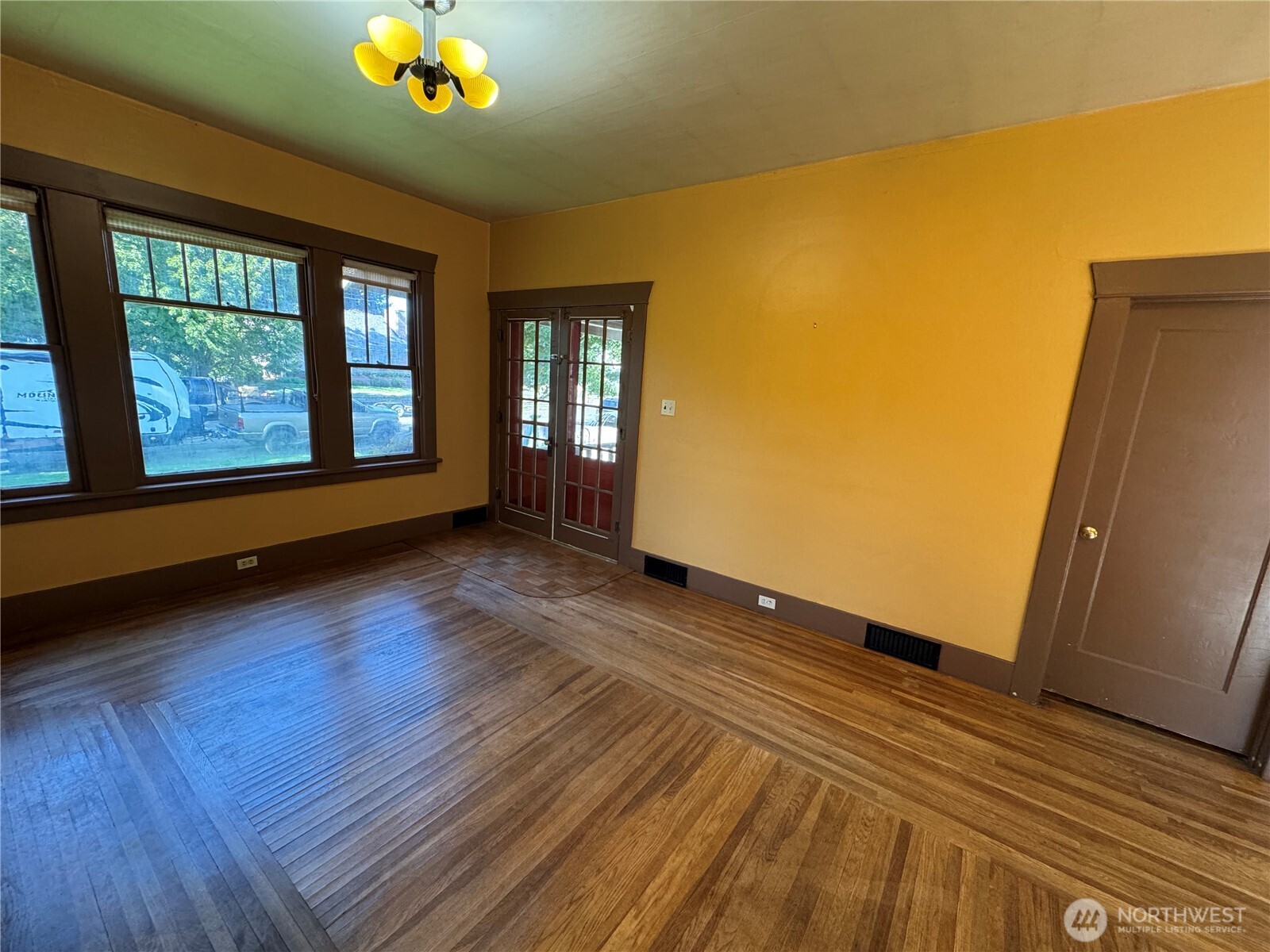 306 E Washington Avenue Property Photo 8