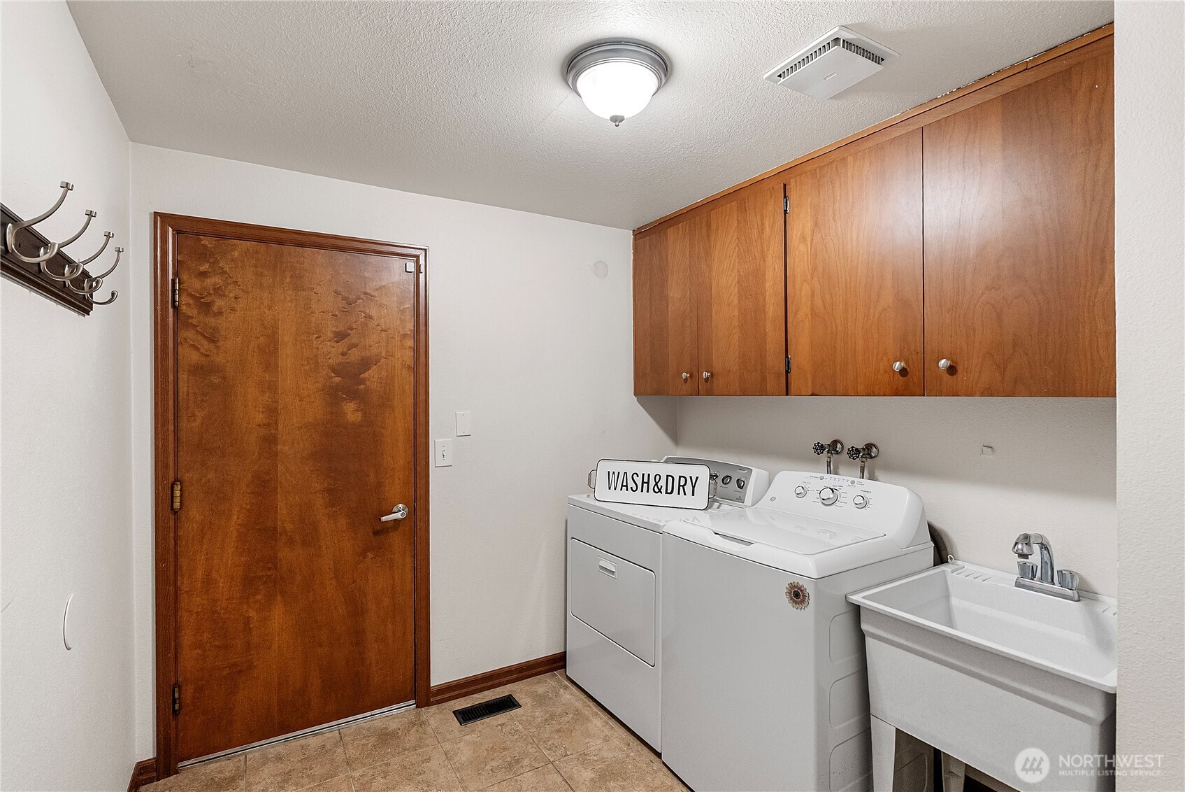 8203 Woodland Avenue Property Photo 24