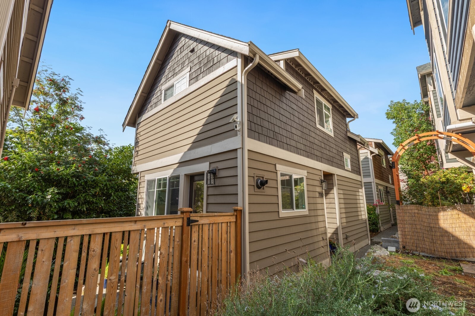 7110 California Avenue Property Photo 1