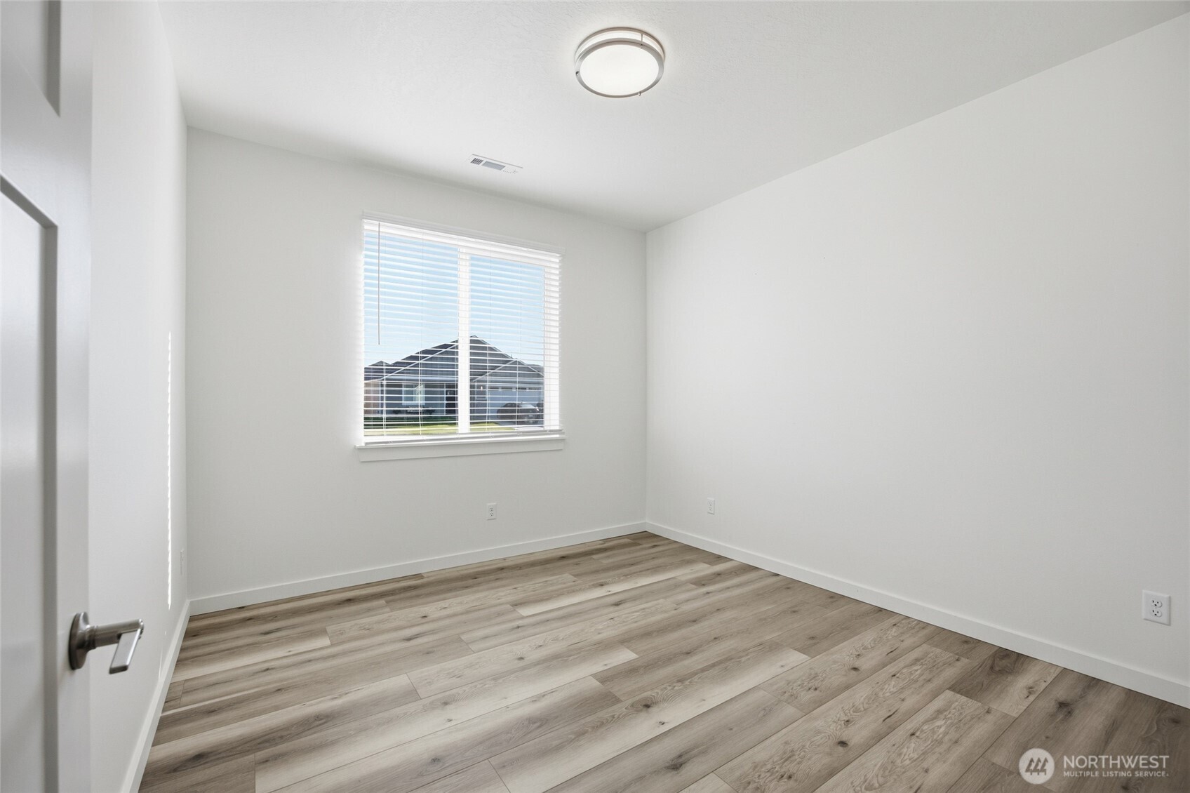 913 6th Avenue Property Photo 27