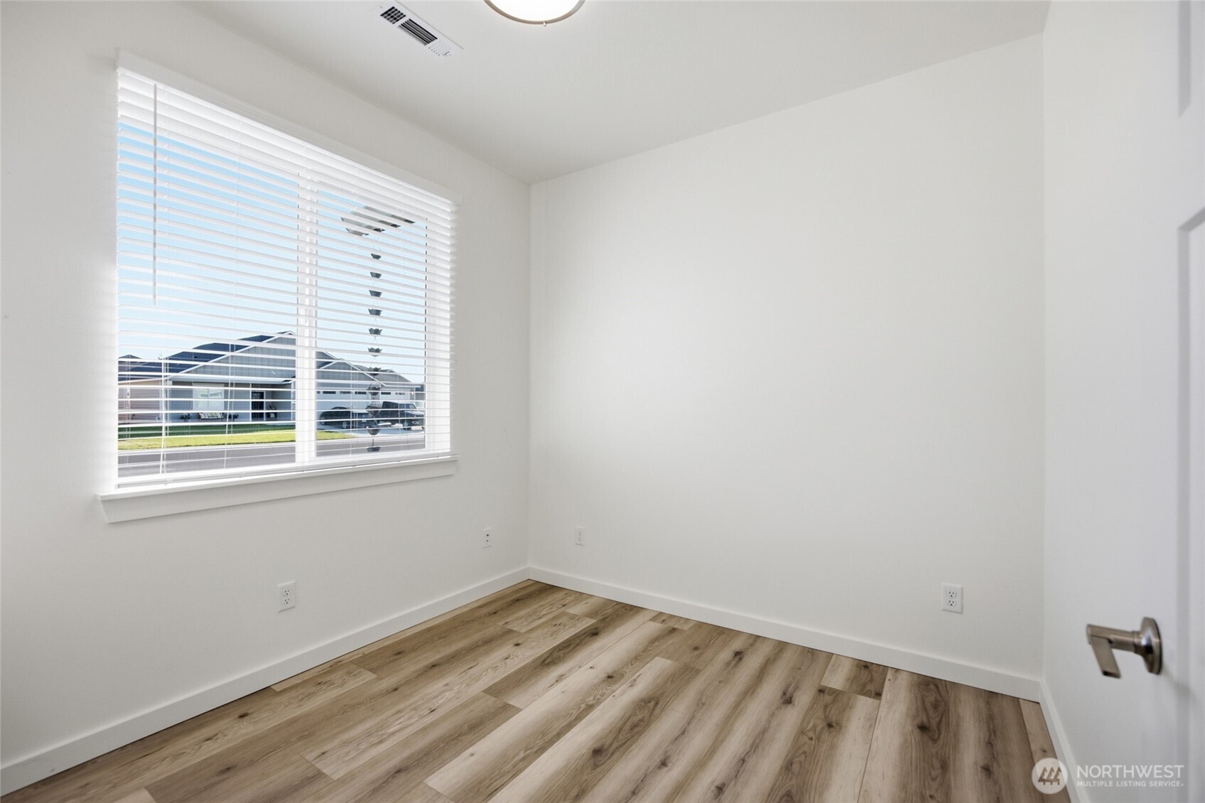 913 6th Avenue Property Photo 32