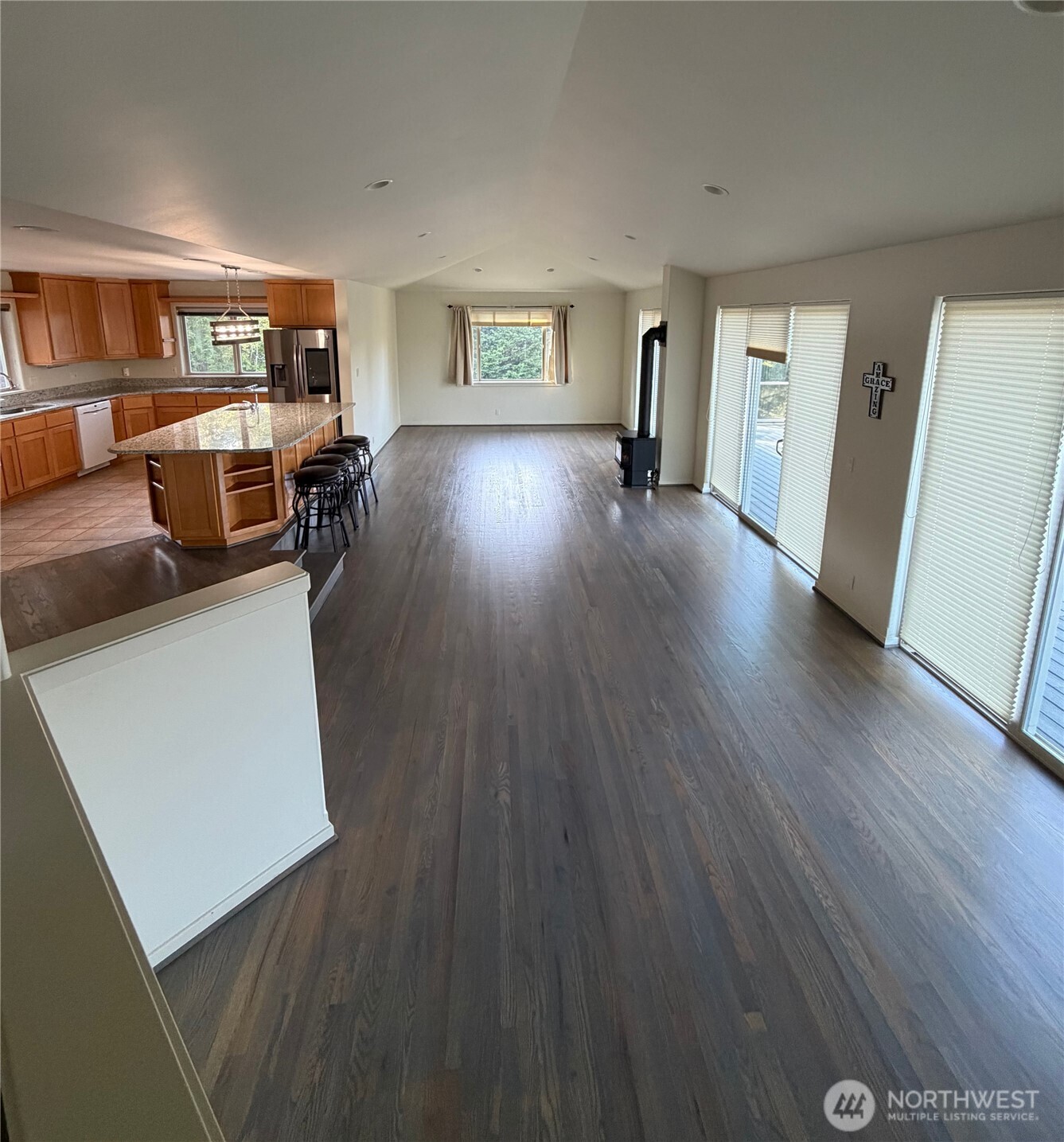 152 Dunsmuir Rd Property Photo 3
