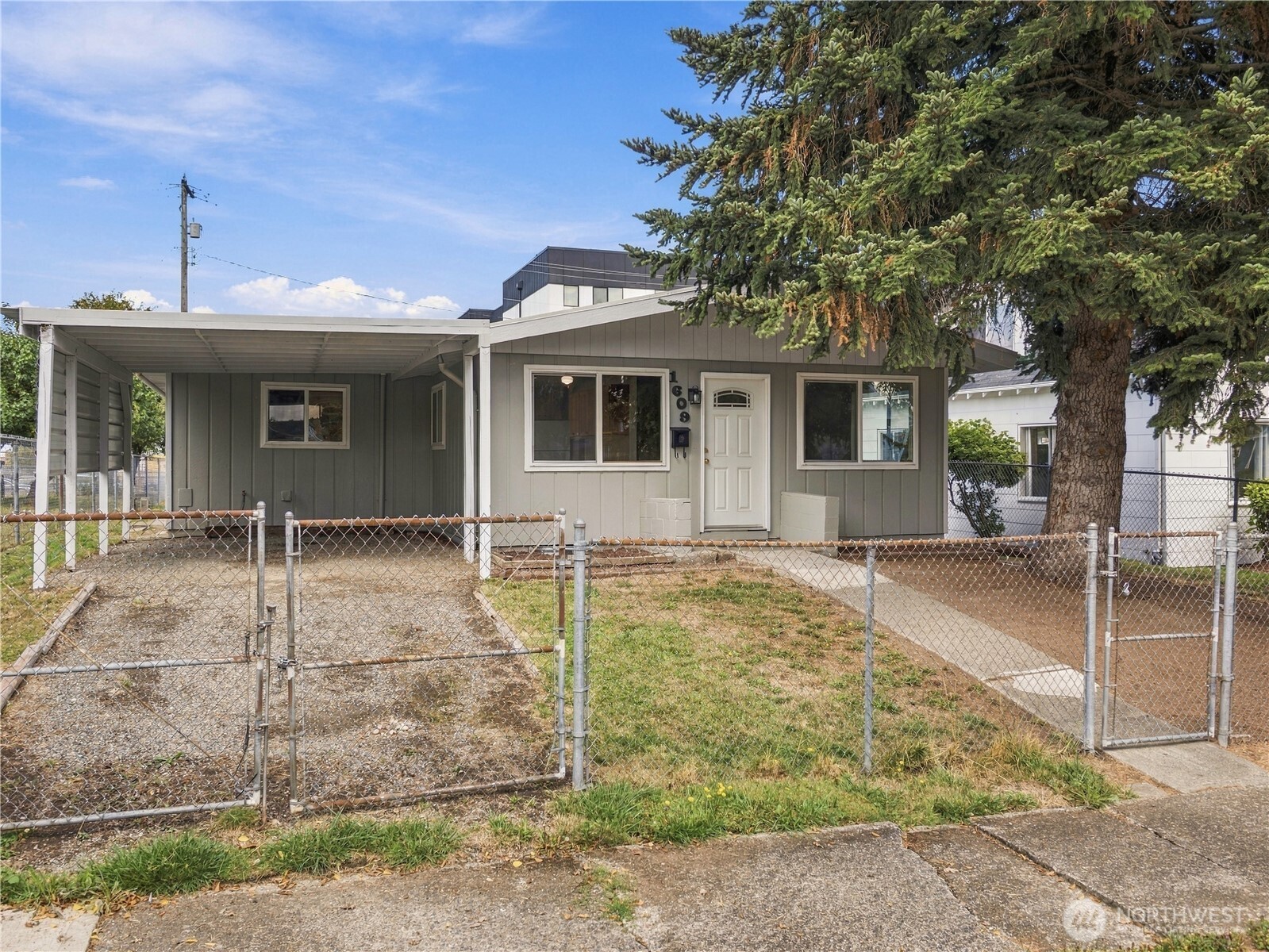1609 E Wright Avenue Property Photo 1