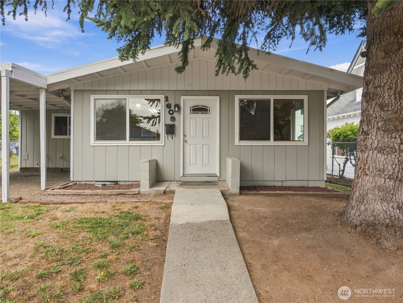 1609 E Wright Avenue Property Photo 2