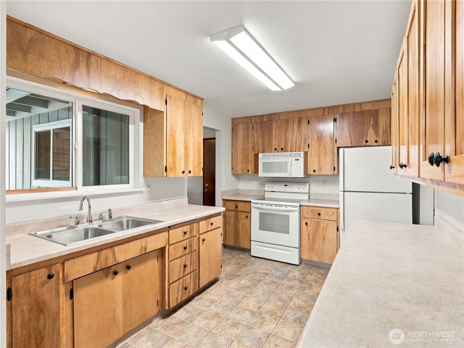 1609 E Wright Avenue Property Photo 12