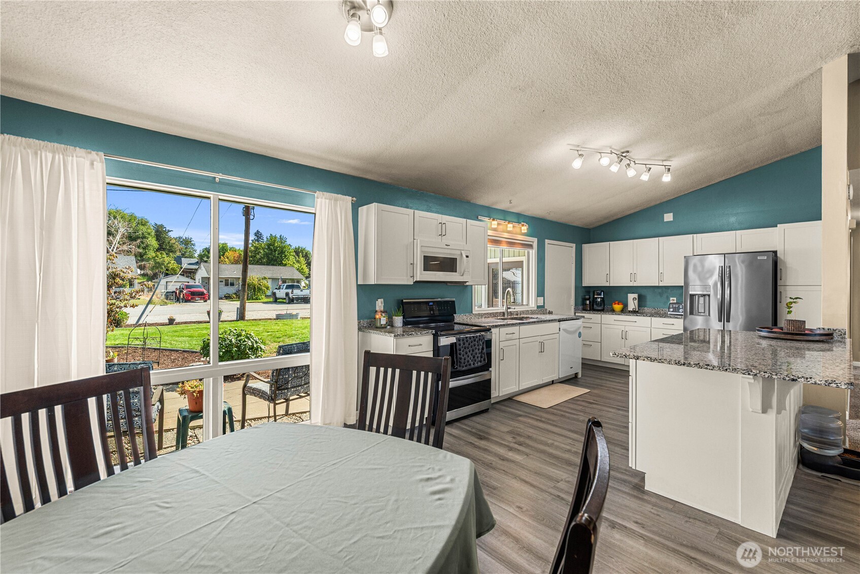 1226 N Ashland Avenue Property Photo 4