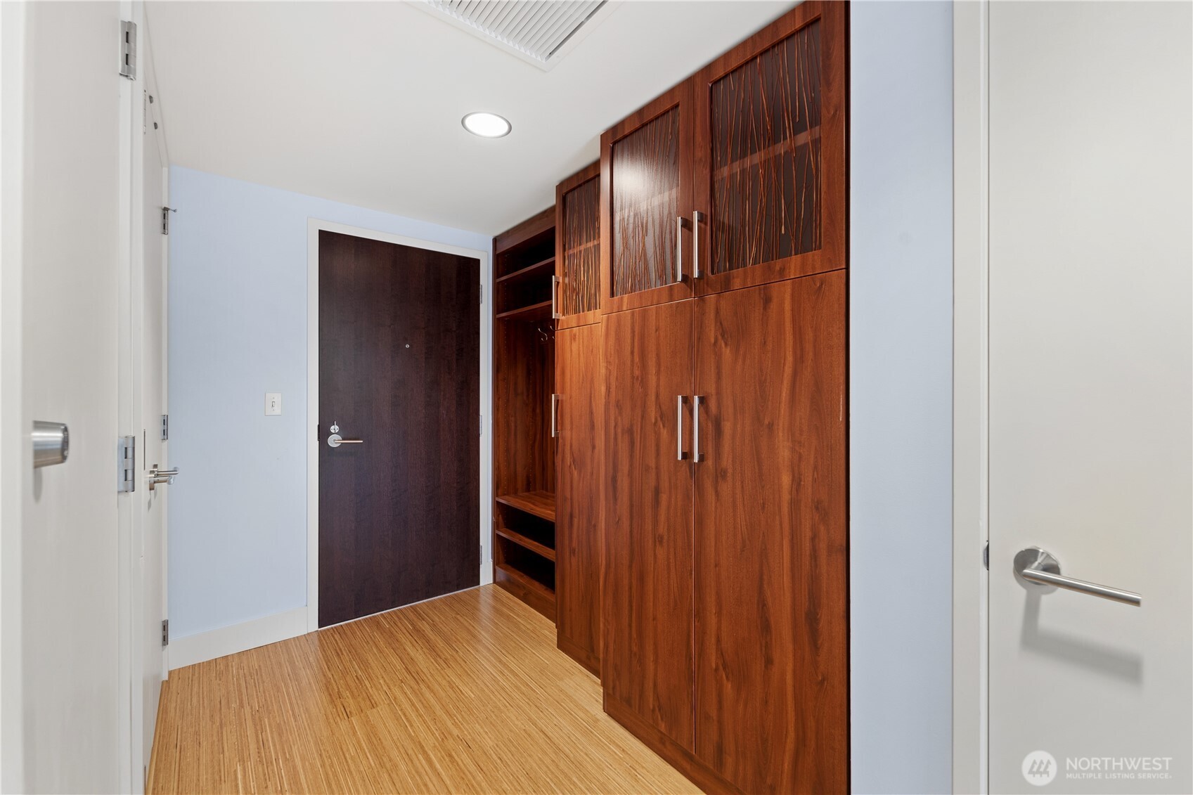 820 Blanchard Street 904 Property Photo 3