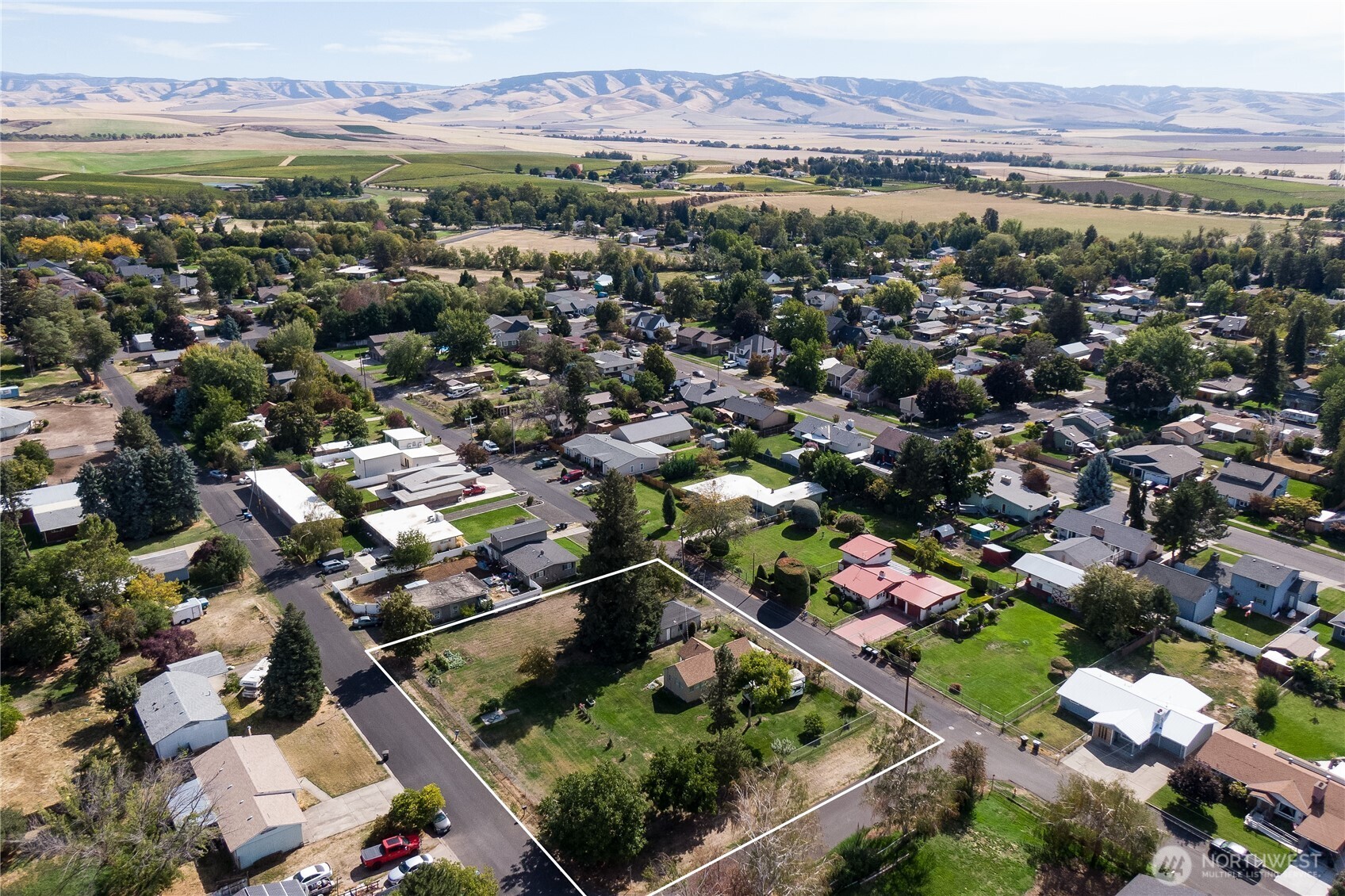 1849 Delmont Street Property Photo 4