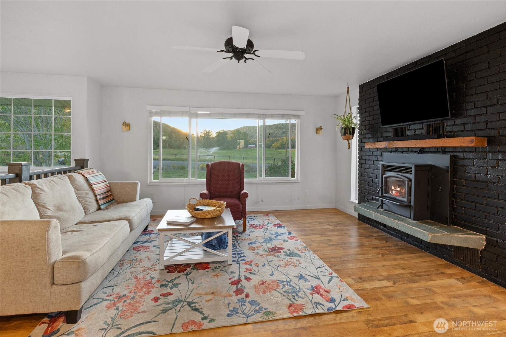 7600 Manastash Road Property Photo 6