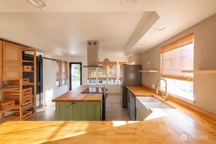 704 Kansas Street Property Photo 2