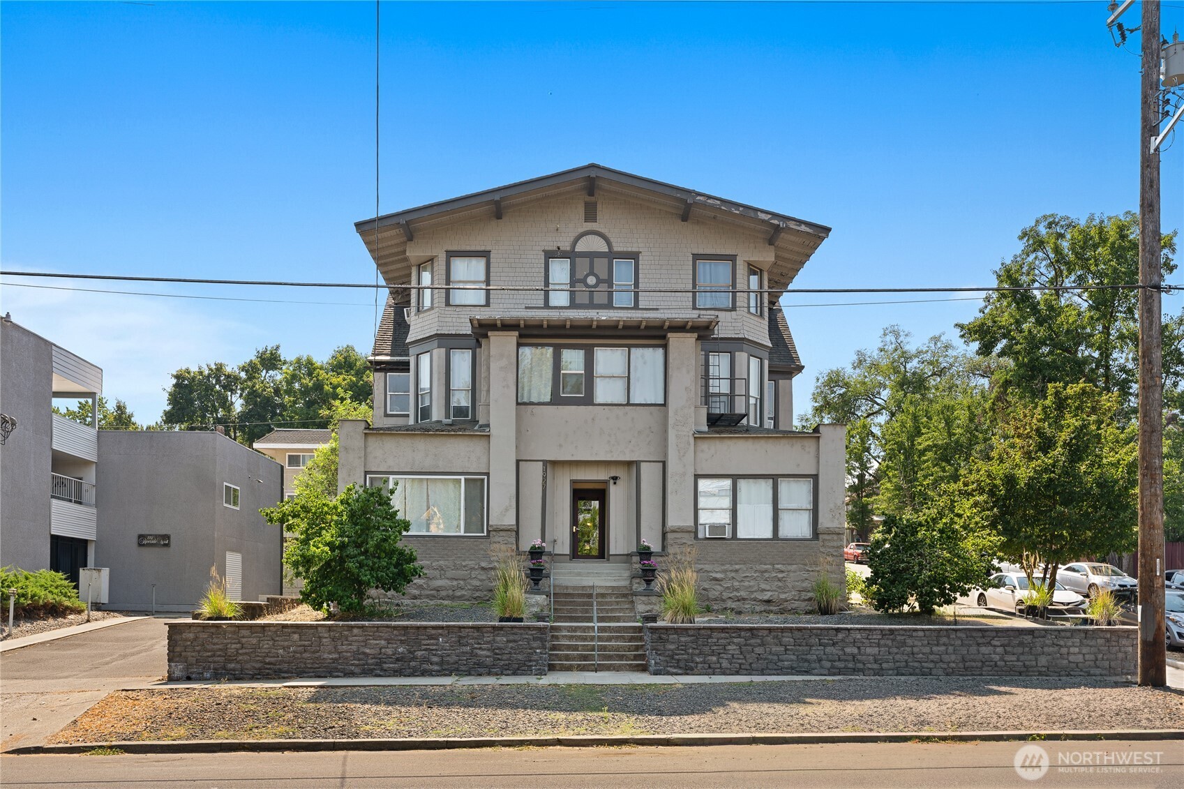 1927 W Riverside Avenue Property Photo 1