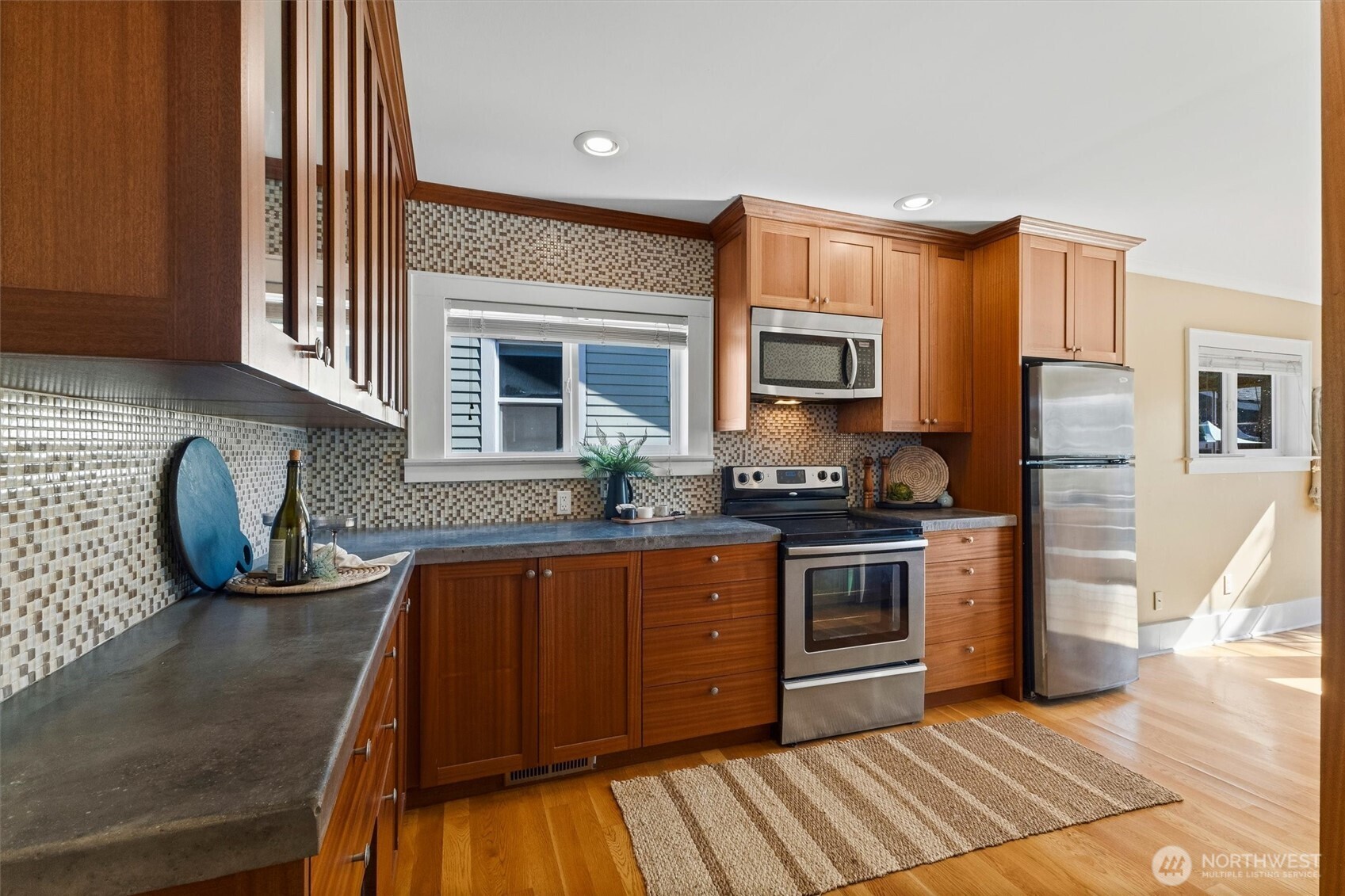 521 W Illinois Street Property Photo 8