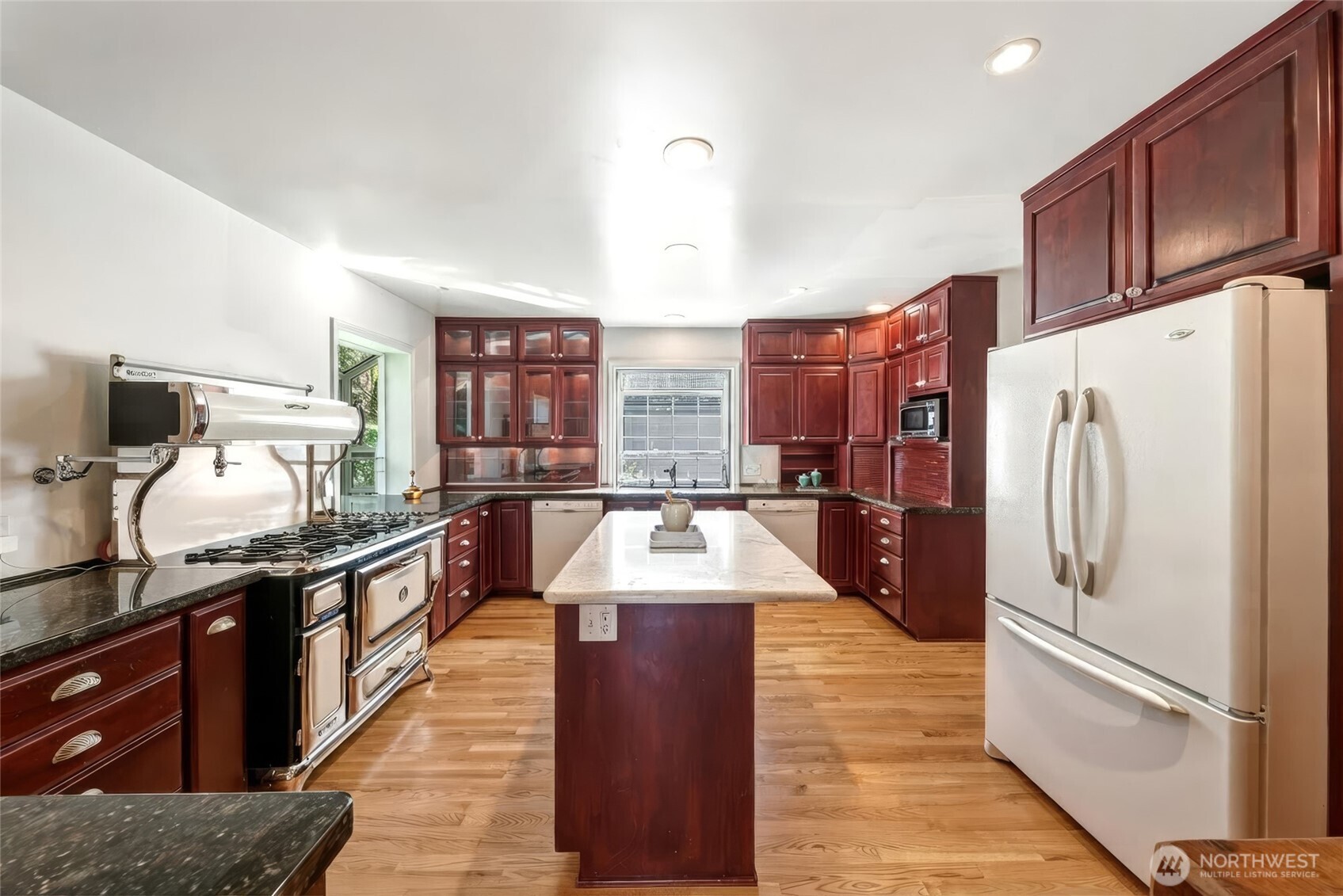 444 Washington Street Property Photo 8