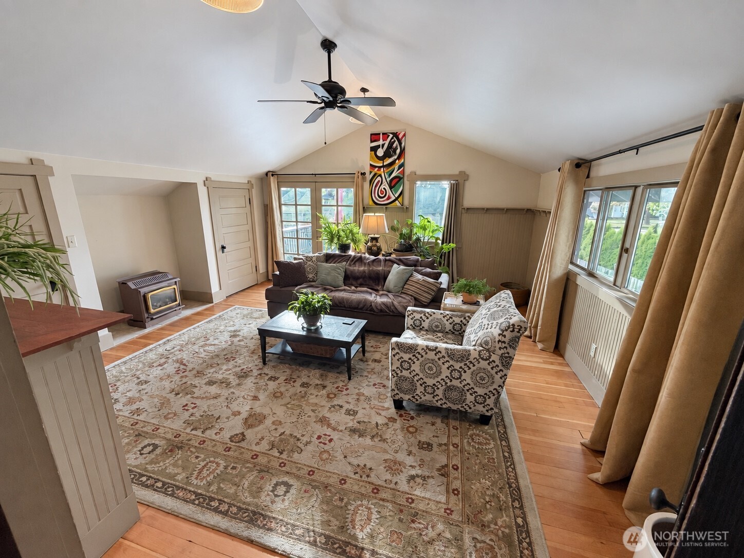 525 N Iron Street Property Photo 8
