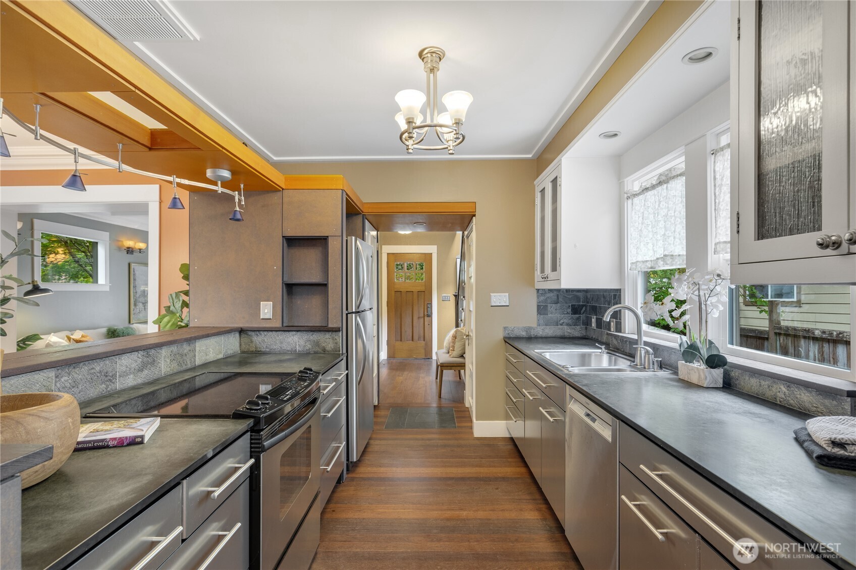 2211 E Olive Street Property Photo 6