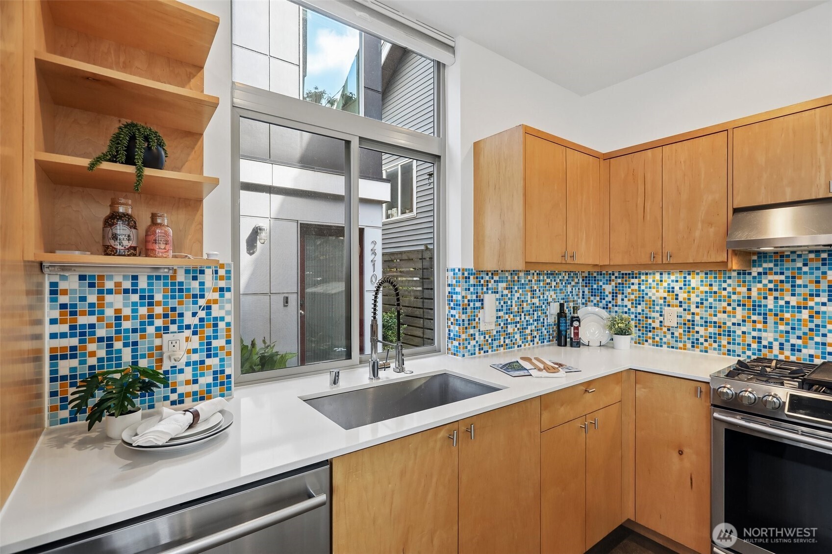 2208 E Alder Street Property Photo 8
