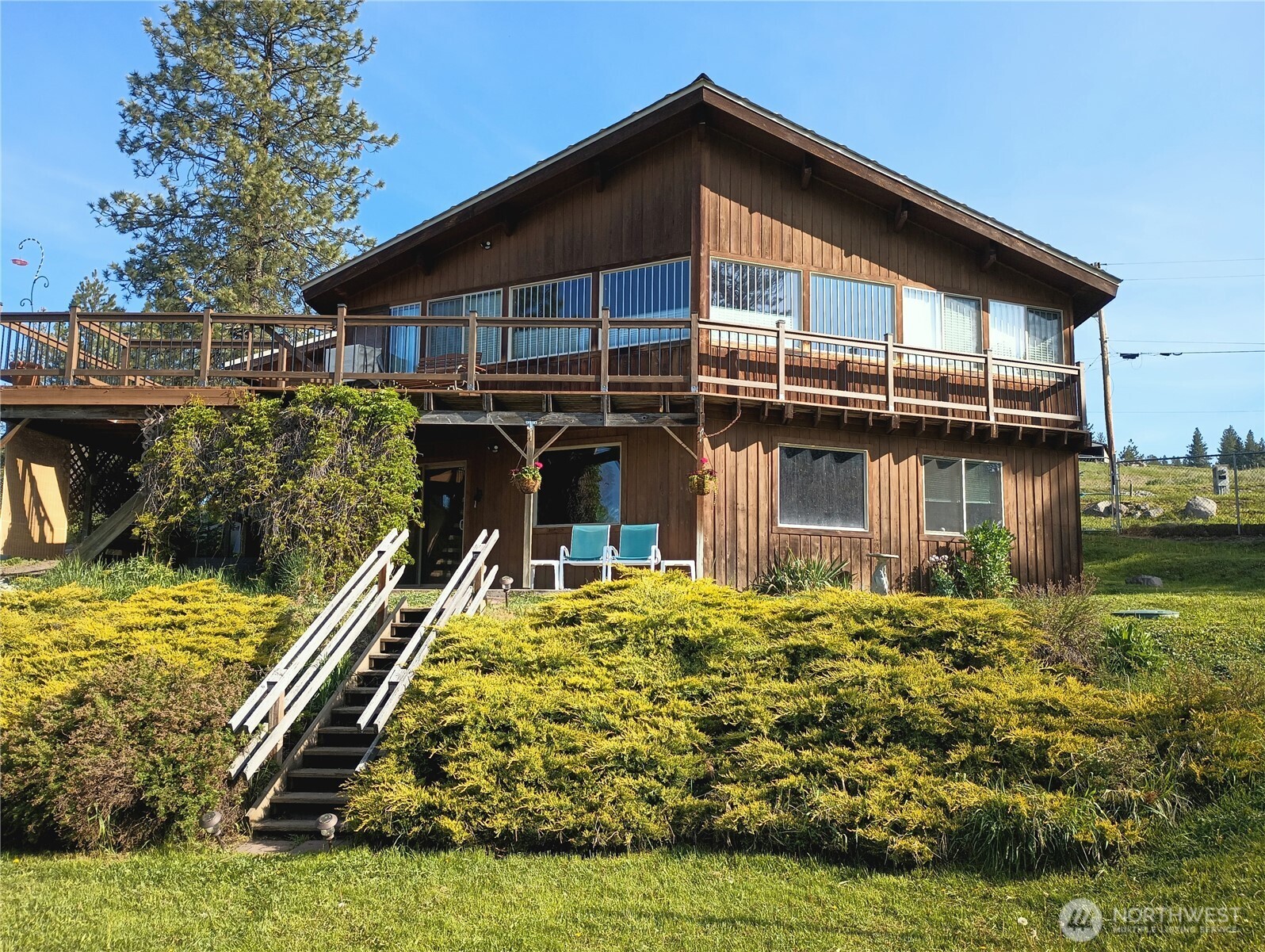 680 E Delaware Avenue Property Photo 1