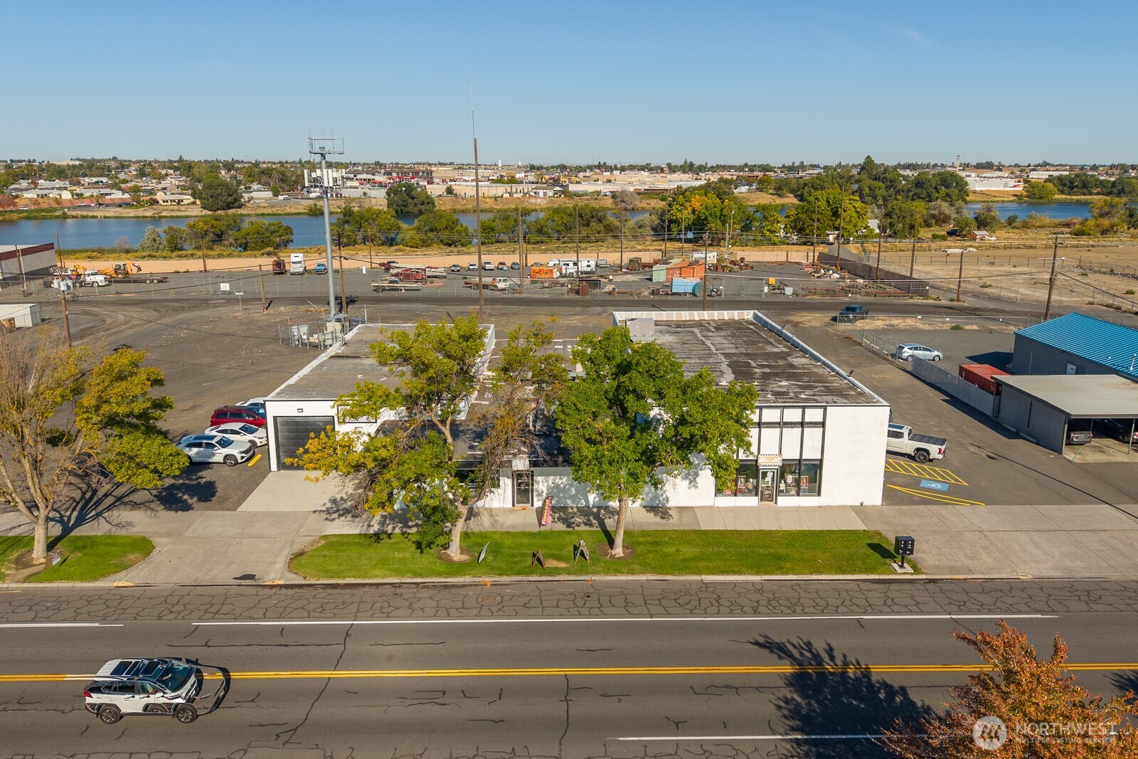 610 E Broadway Avenue Property Photo 1