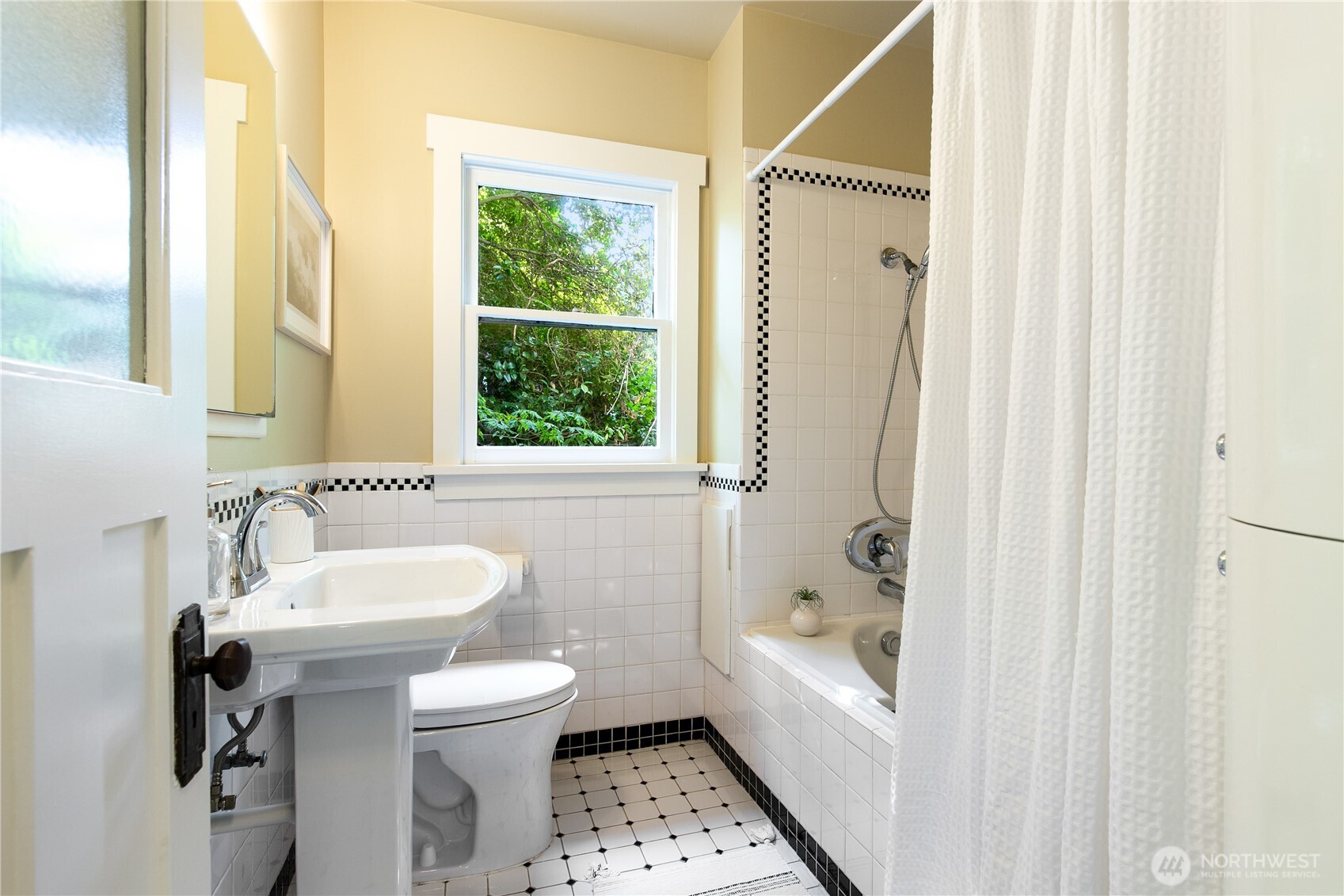 5018 Latona Avenue Property Photo 20